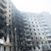 У пошкодженому від ракетної атаки будинку на вул. 15 Квітня, 31 тривають ремонтні роботи