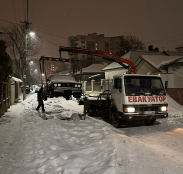 У Тернополі вночі евакуювали автомобіль, які перешкоджав роботі спецтехніки
