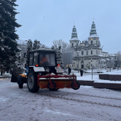 У Тернополі дороги та тротуари від ожеледиці прибирало 10 одиниць спецтехніки