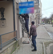 У Тернополі на вул. Степана Качали демонтували самовільно встановлену вивіску